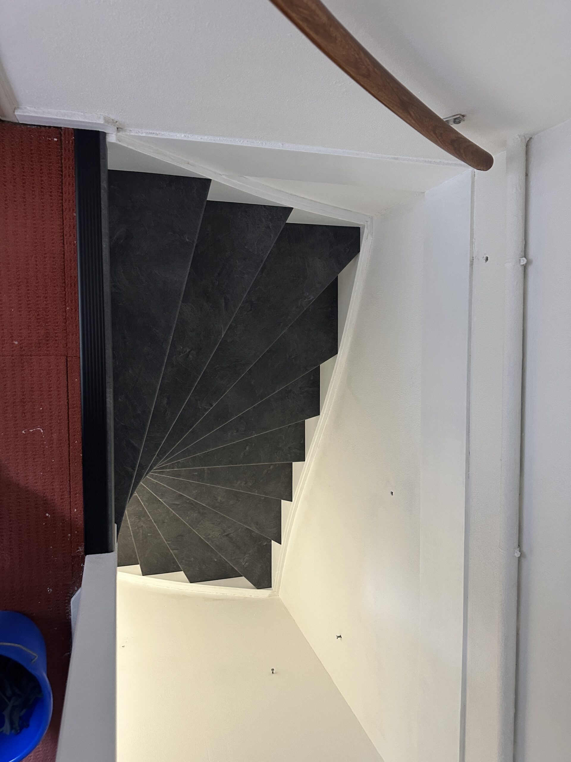 Voor deze klant in Leidschendam hebben we een open trap mogen renoveren. Als eerst hebben we op wens van de klant de open trap dicht gemaakt. De klant koos voor het Mustang decor met witte stootborden. De laatste trede is mooi afgewerkt met een zwart aluminium profiel.