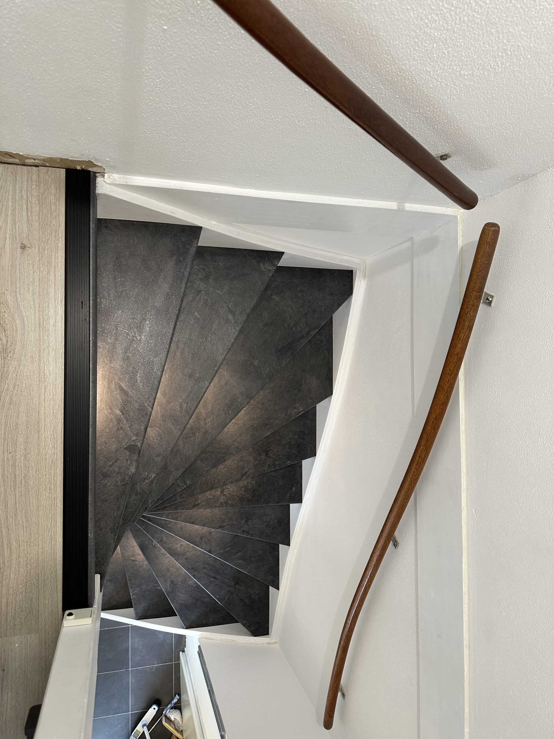 Voor deze klant in Leidschendam hebben we een dichte trap gerenoveerd incl. LED-verlichting. De klant koos voor het Mustang decor met witte stootborden. De laatste trede is mooi afgewerkt met een zwart aluminium profiel. De LED-verlichting gaat automatisch aan indien je je in de buurt van de trap bevindt, dit door draadloze bewegingssensoren. Ook kan de klant door middel van een app de kleurtemperatuur en kleursterkte bepalen.