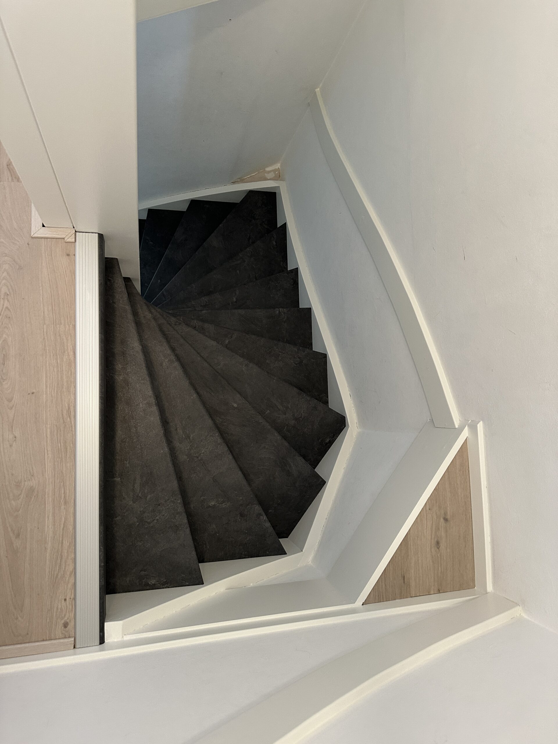 Traprenovatie in Voorburg met een steen decor Mustang