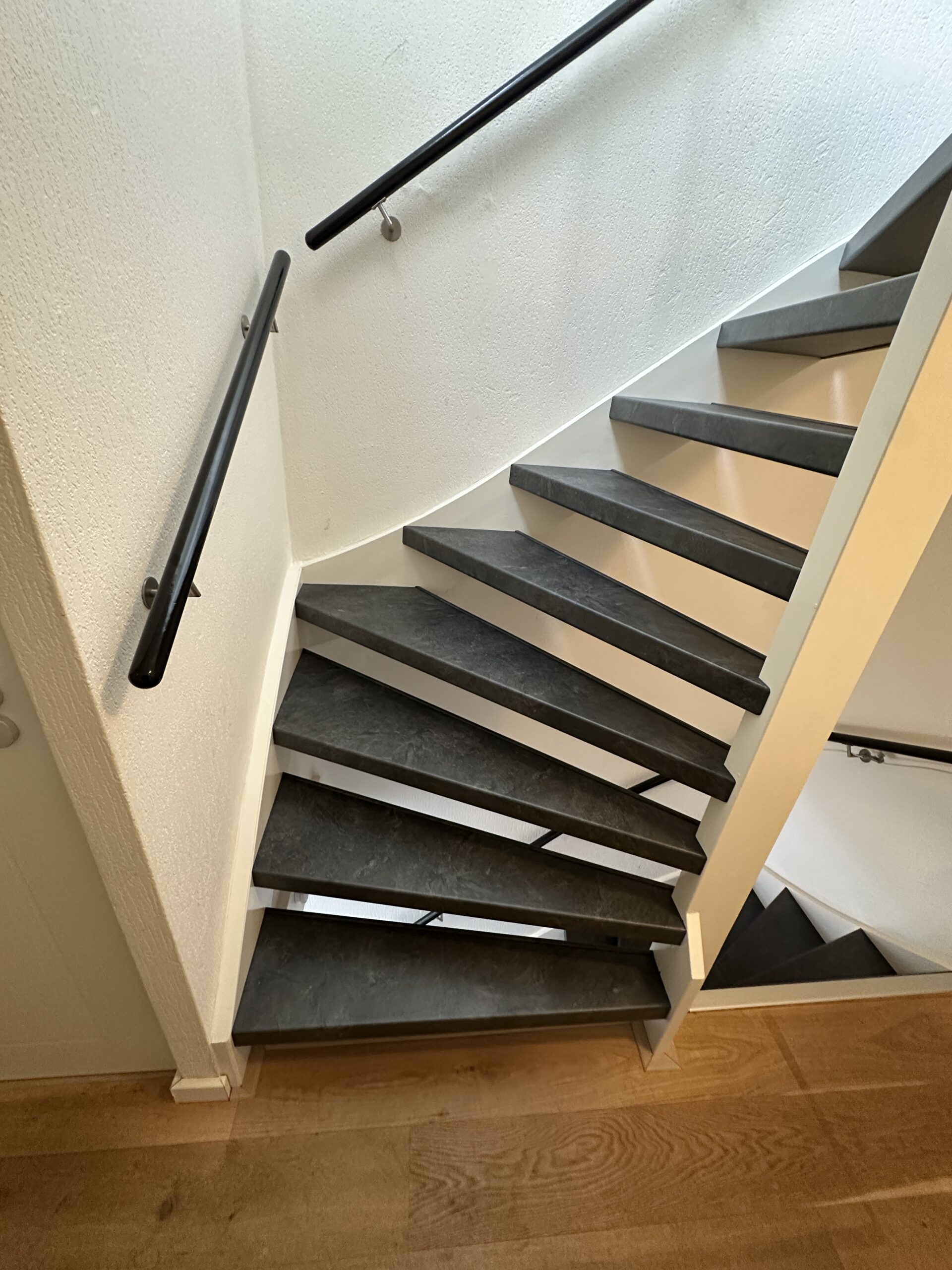 Traprenovatie Den Haag steenlook mustang decor