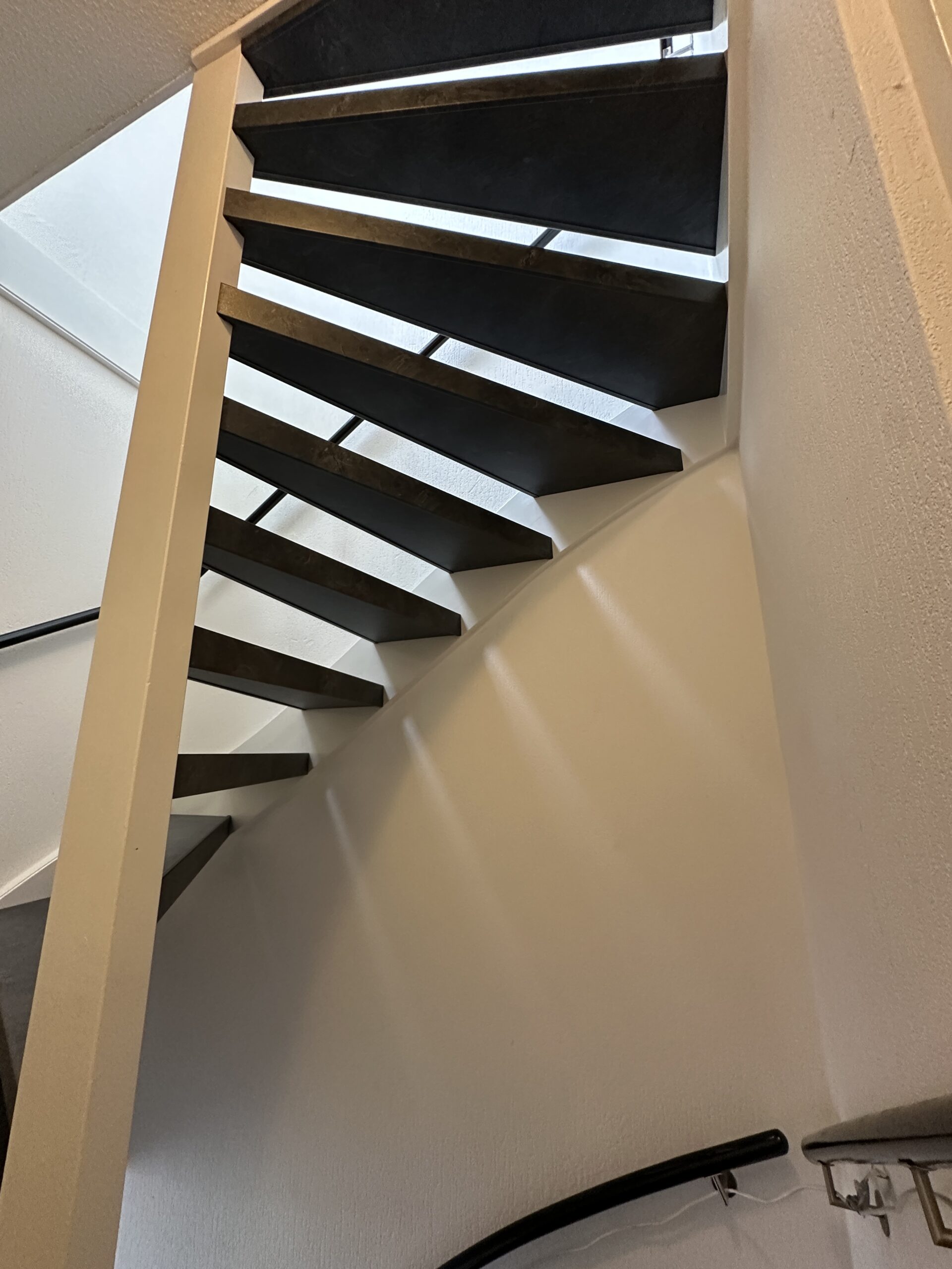 Traprenovatie Den Haag steenlook mustang decor