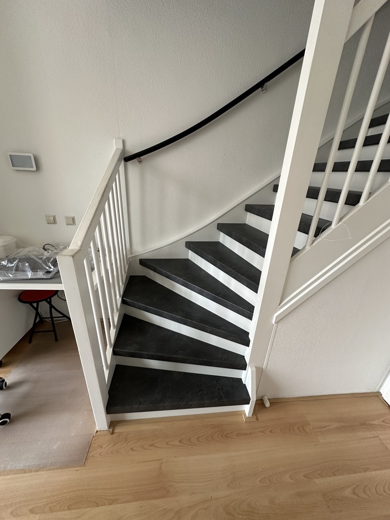 Traprenovatie Zoetermeer antraciet steenlook decor