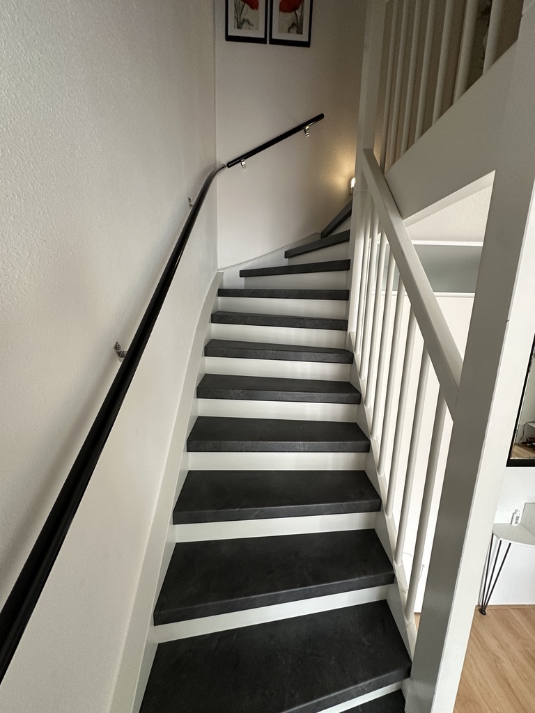 Traprenovatie Zoetermeer antraciet steenlook decor