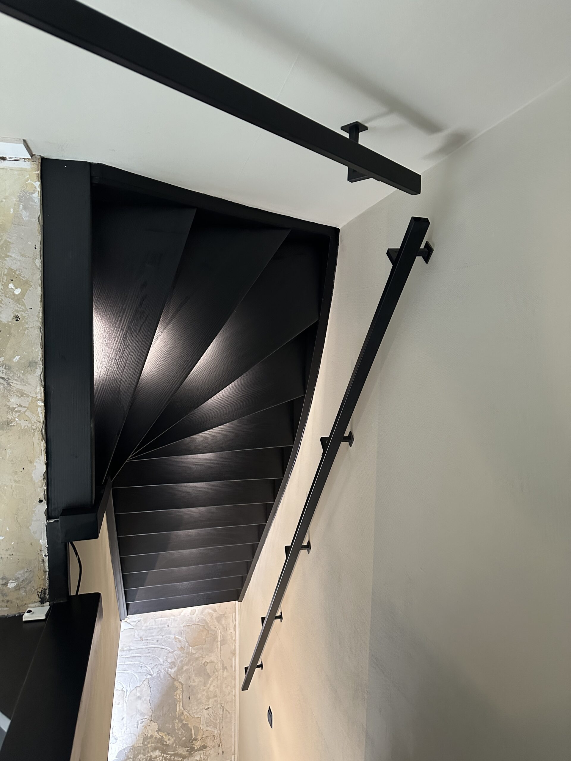 Traprenovatie Kwintsheul zwart houtlook decor