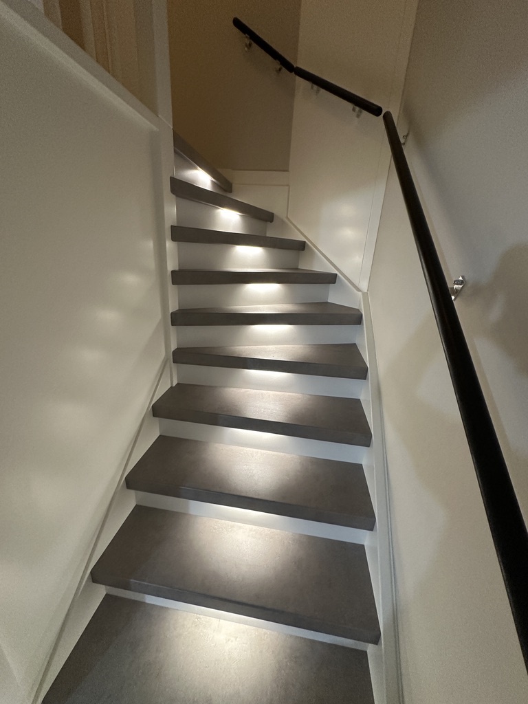 Traprenovatie Poeldijk steenlook decor lichtgrijs met verlichting