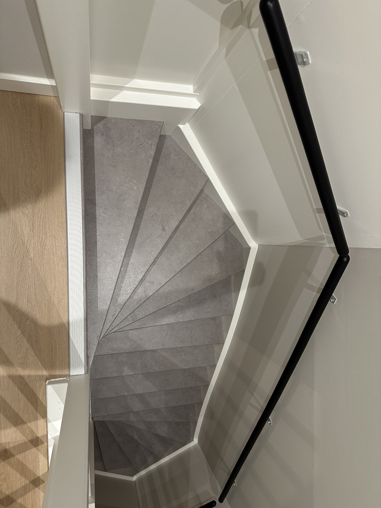 Traprenovatie Poeldijk steenlook decor lichtgrijs