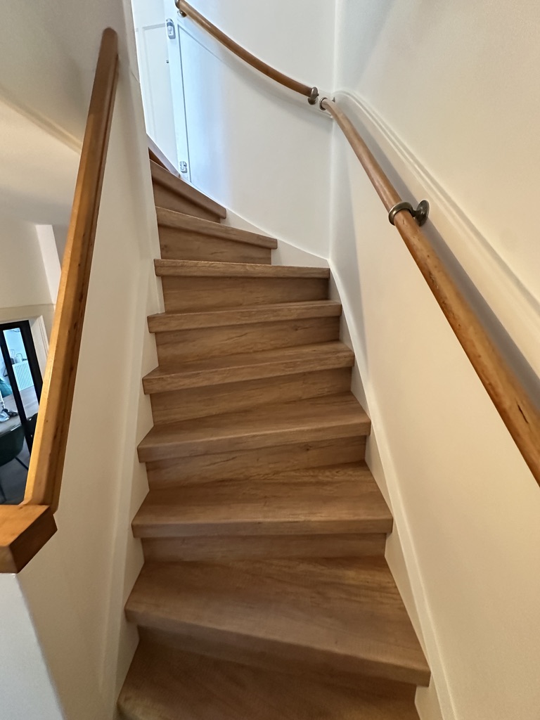 Traprenovatie Den Haag houtlook decor klassiek