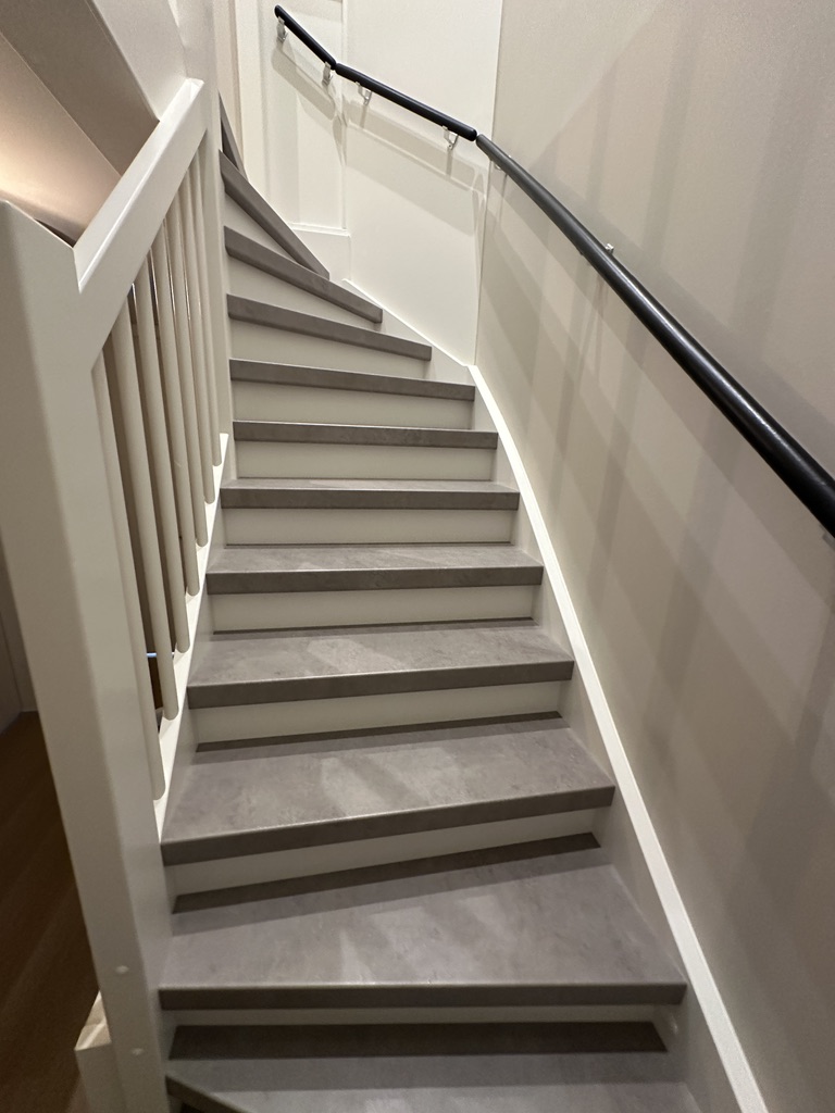 Traprenovatie Poeldijk steenlook decor lichtgrijs