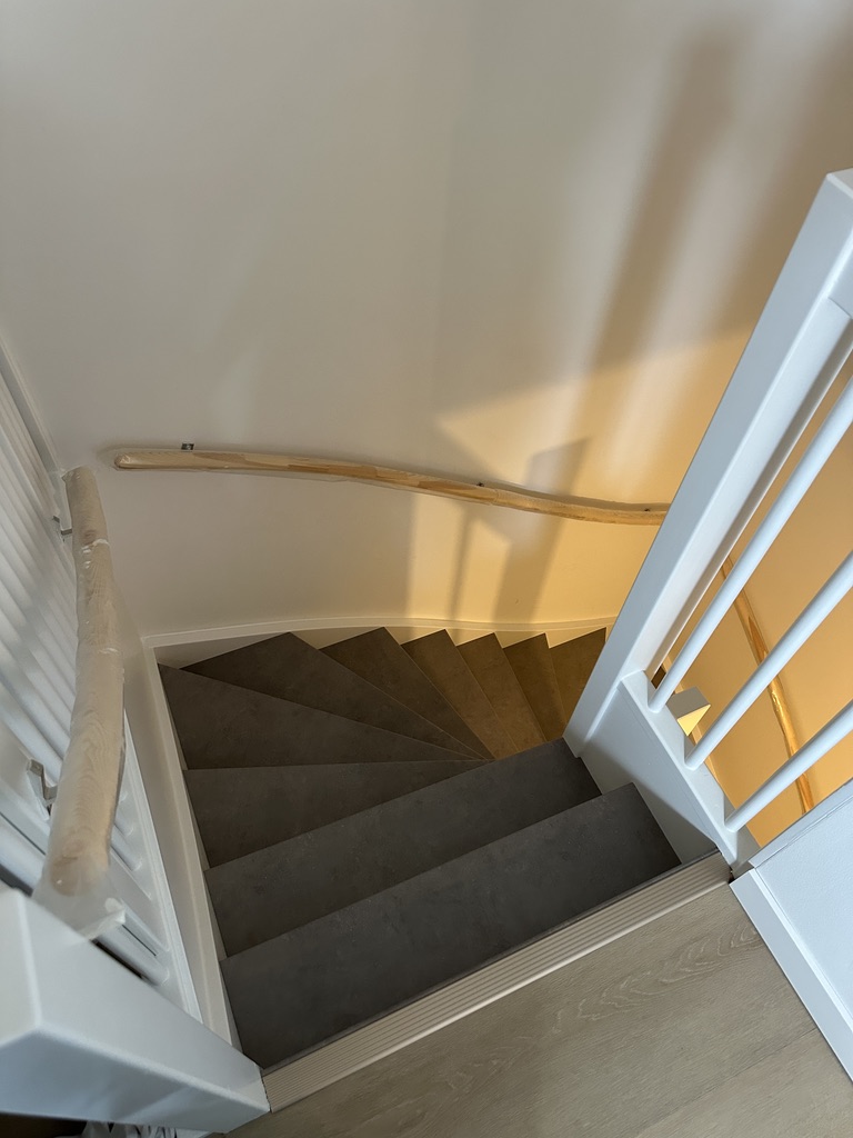 Traprenovatie zoetermeer steenlook decor lichtgrijs