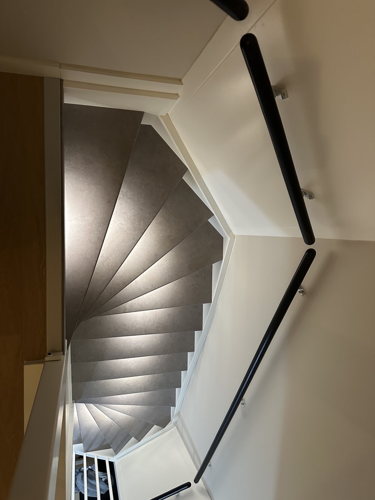 Traprenovatie Poeldijk steenlook decor lichtgrijs met verlichting