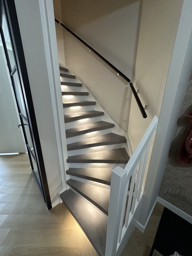 Traprenovatie Poeldijk steenlook decor lichtgrijs met verlichting