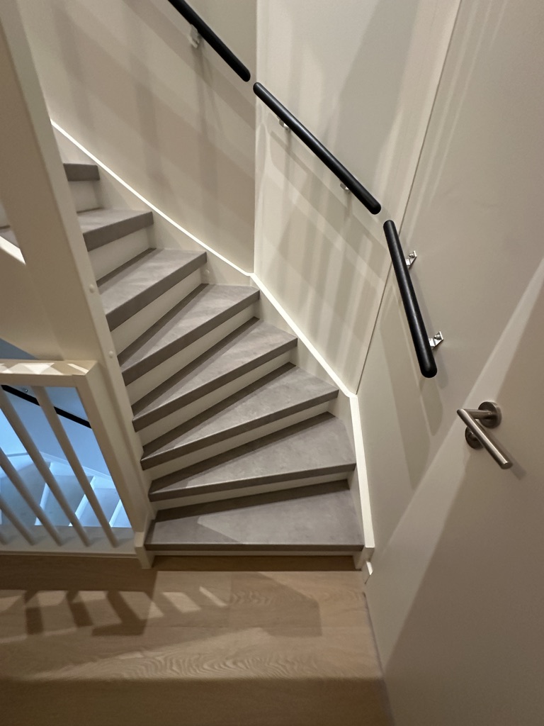 Traprenovatie Poeldijk steenlook decor lichtgrijs