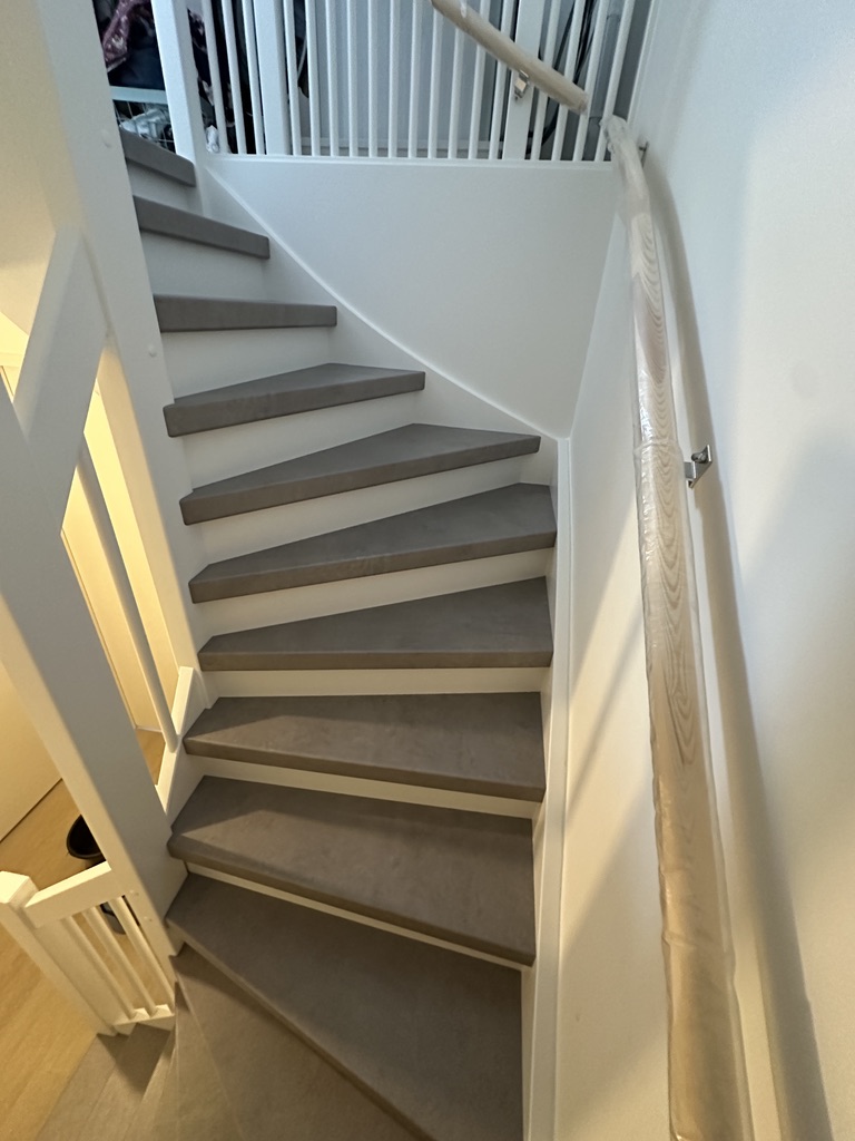 Traprenovatie zoetermeer steenlook decor lichtgrijs