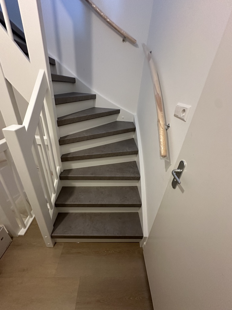 Traprenovatie zoetermeer steenlook decor lichtgrijs