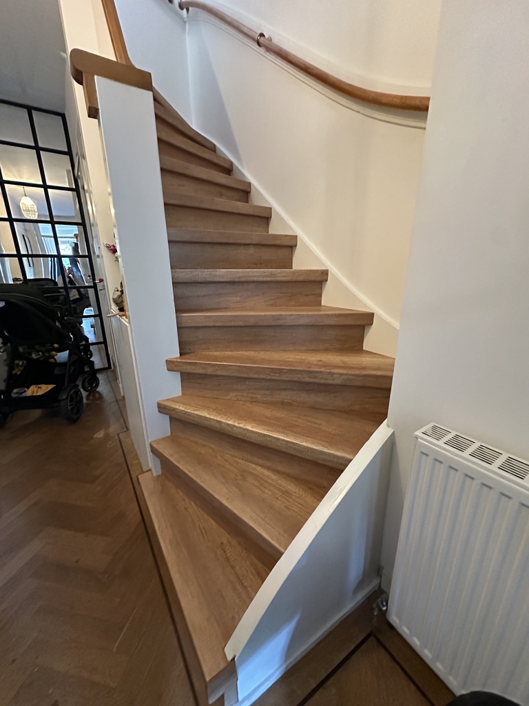 Traprenovatie Den Haag houtlook decor klassiek