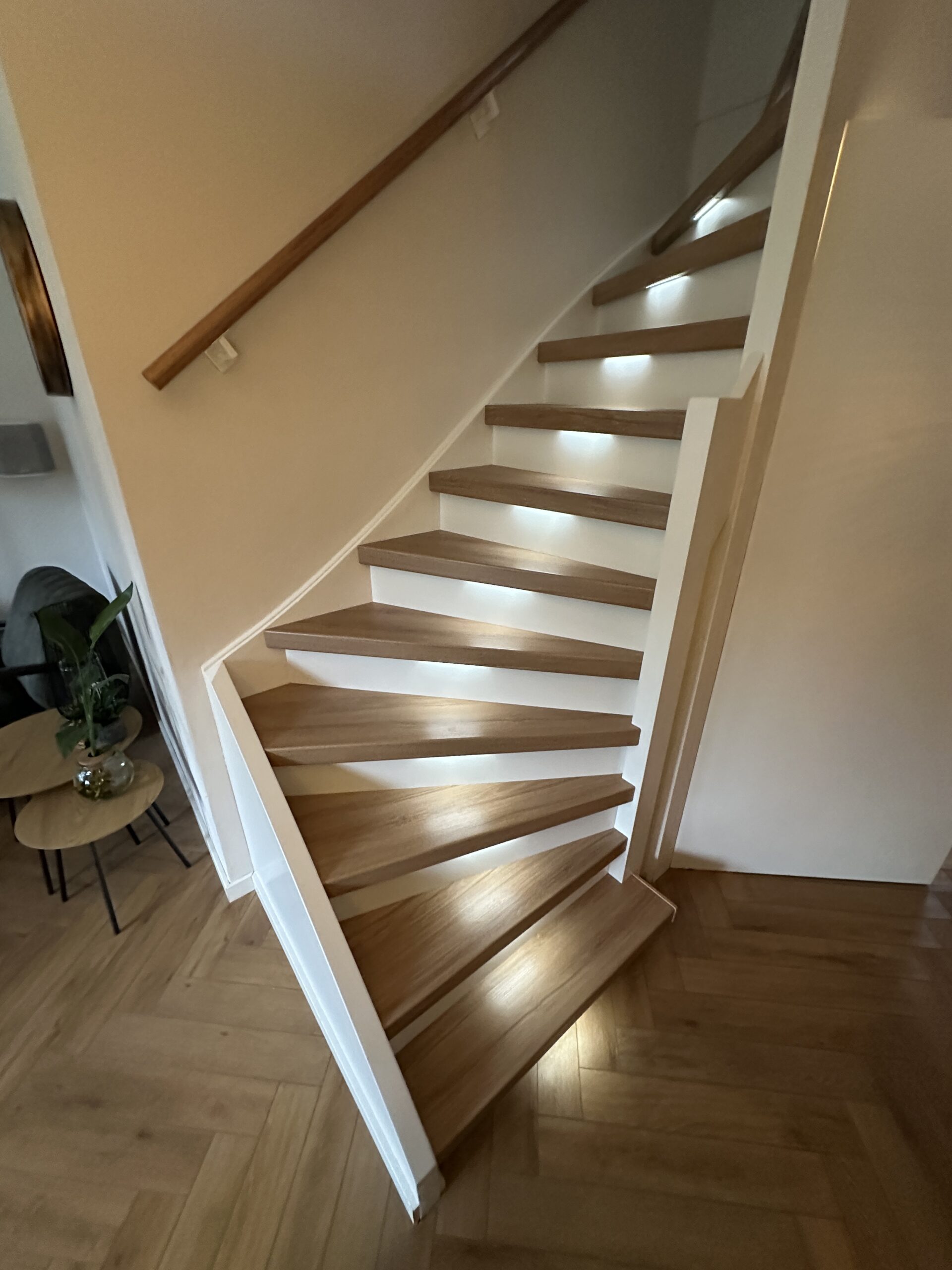 Traprenovatie Zoetermeer houtlook met verlichting