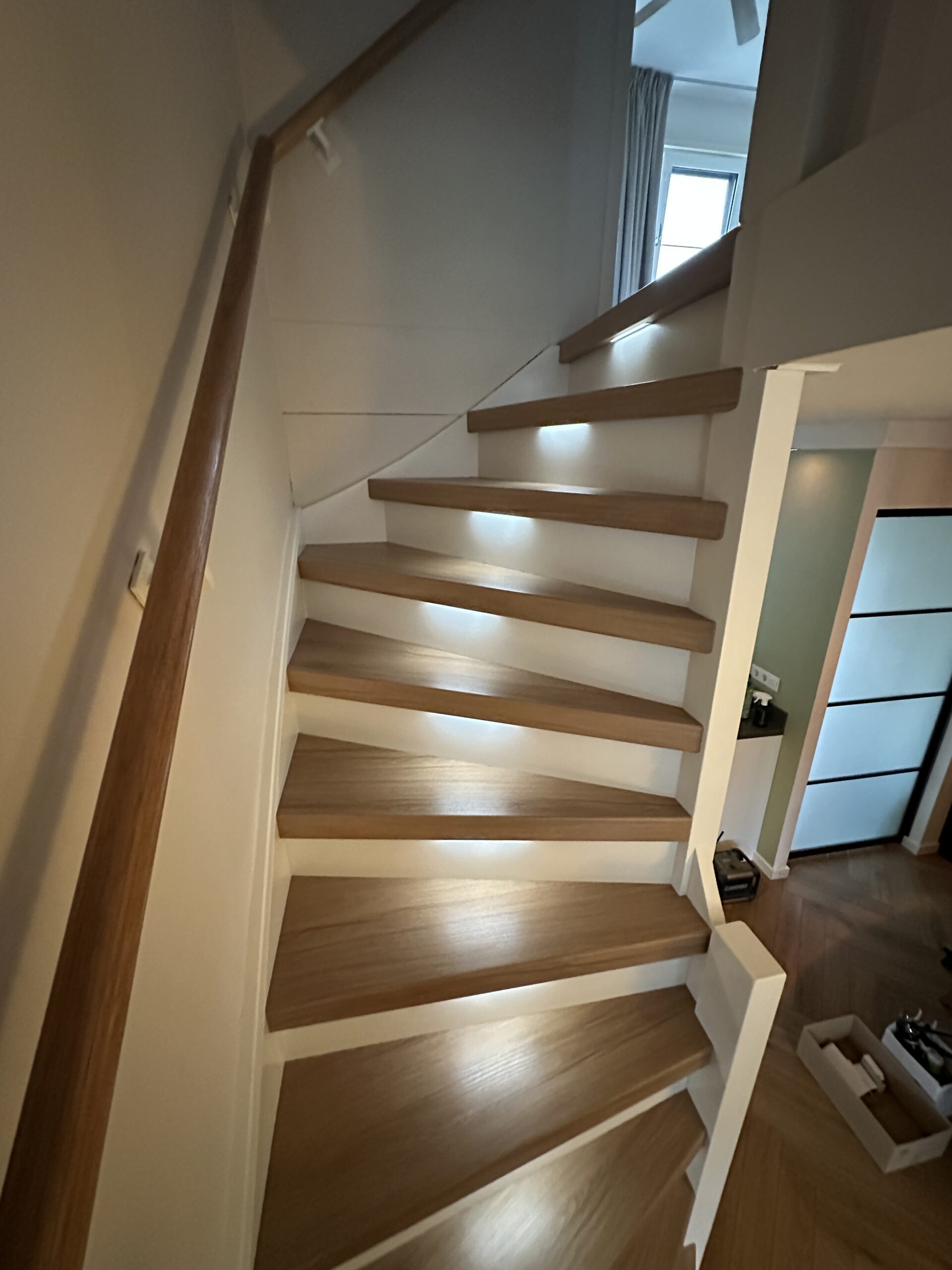 Traprenovatie Zoetermeer houtlook met verlichting