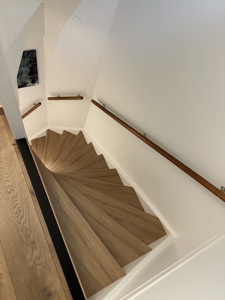 Traprenovatie Bergschenhoek houtlook eiken met witte stootborden