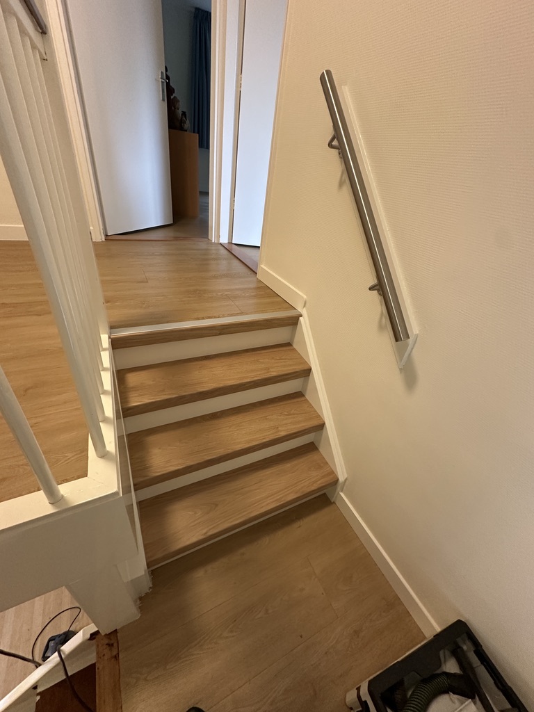 Traprenovatie dichte trap Bilthoven houtlook met crème witte stootborden