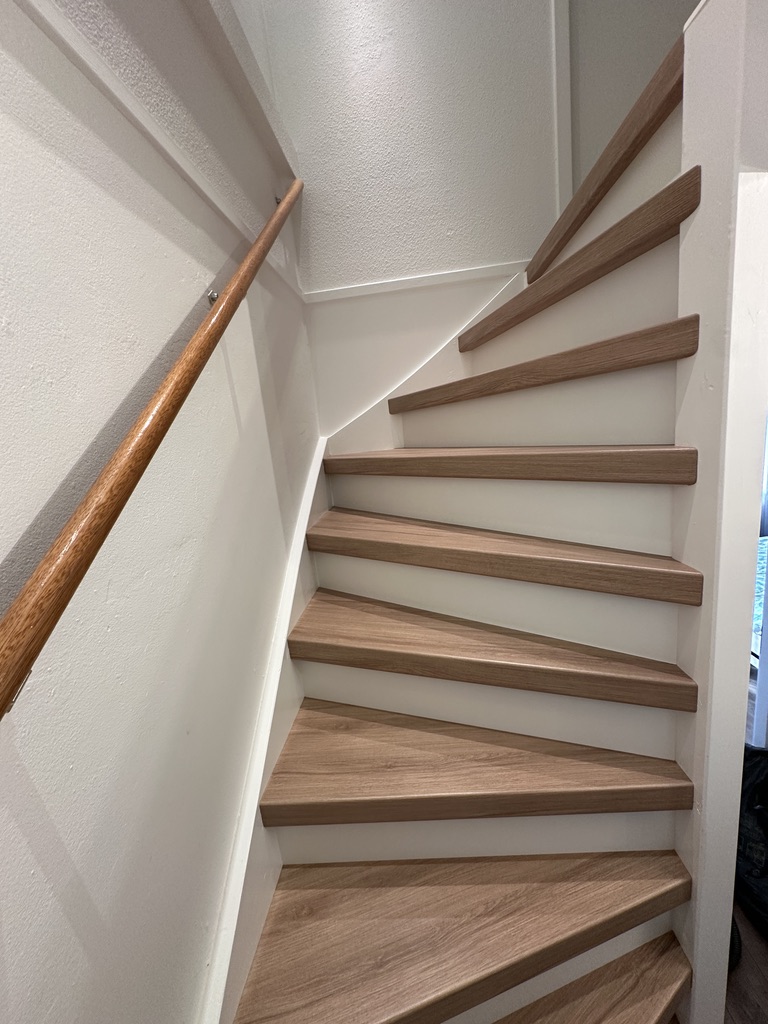 Traprenovatie Bergschenhoek houtlook eiken met witte stootborden