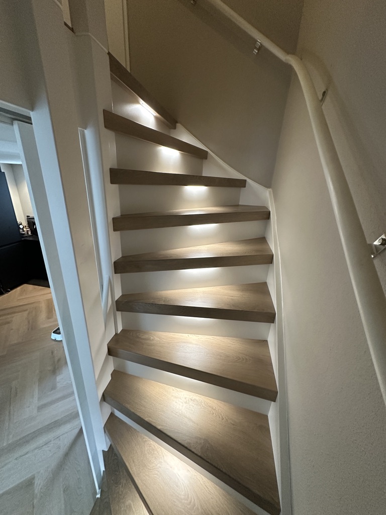 Traprenovatie Pijnacker met verlichting houtlook decor