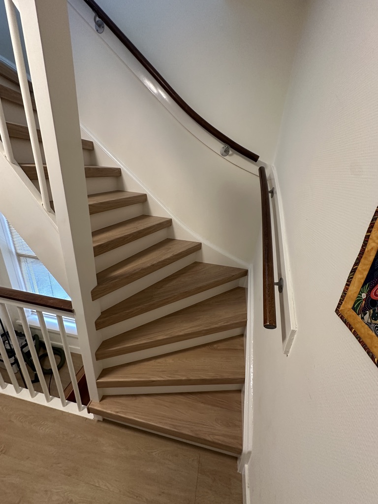 Traprenovatie dichte trap Bilthoven houtlook met crème witte stootborden