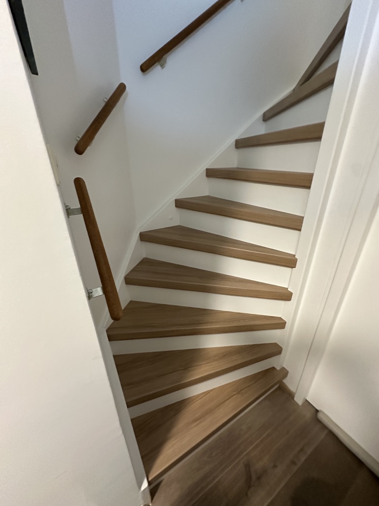 Traprenovatie Bergschenhoek houtlook eiken met witte stootborden