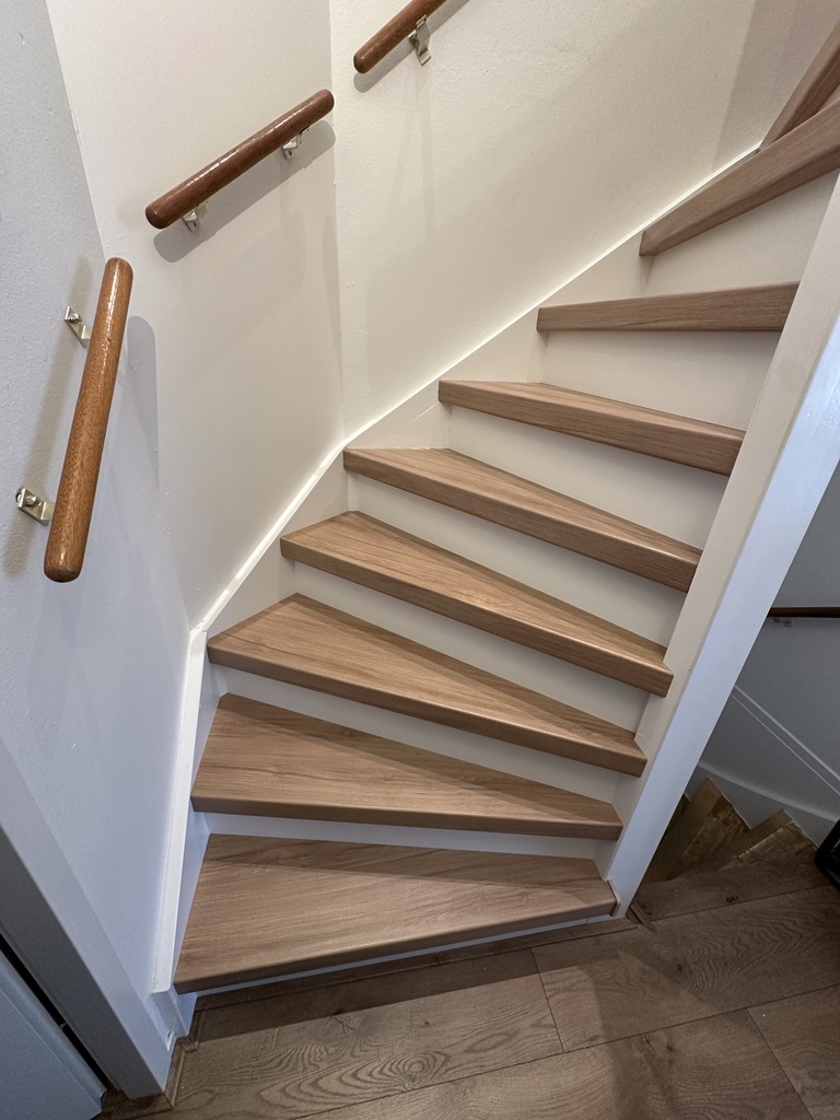 Traprenovatie Bergschenhoek houtlook eiken met witte stootborden