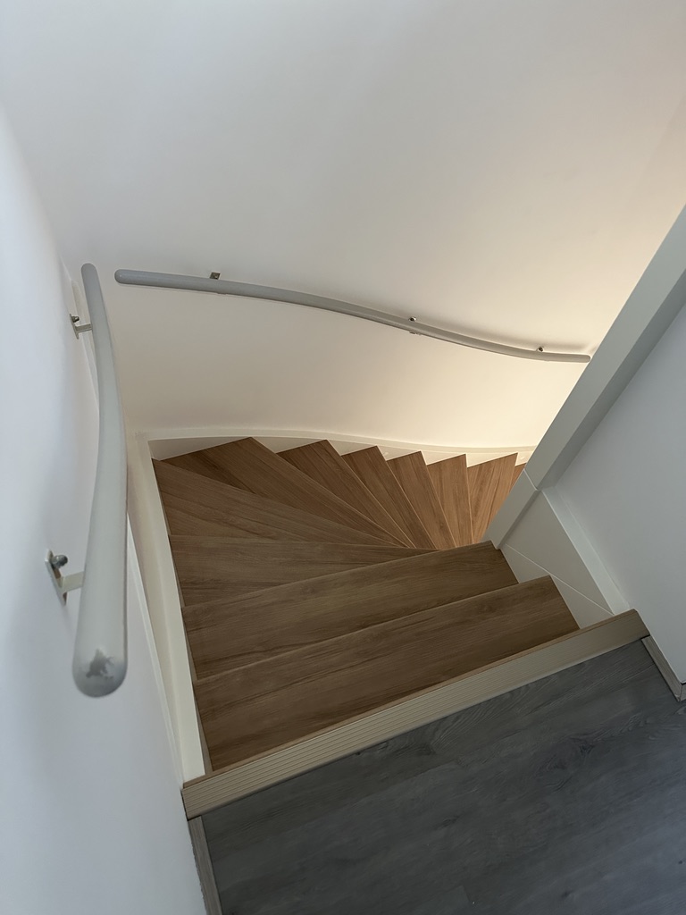 Traprenovatie Den Haag houtlook eiken met witte stootborden