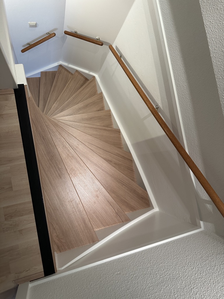 Traprenovatie Bergschenhoek houtlook eiken met witte stootborden