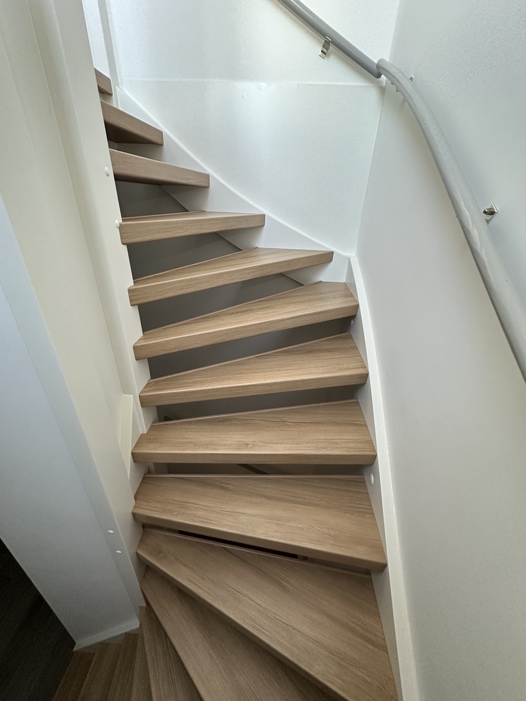 Traprenovatie open trap houtlook Den Haag