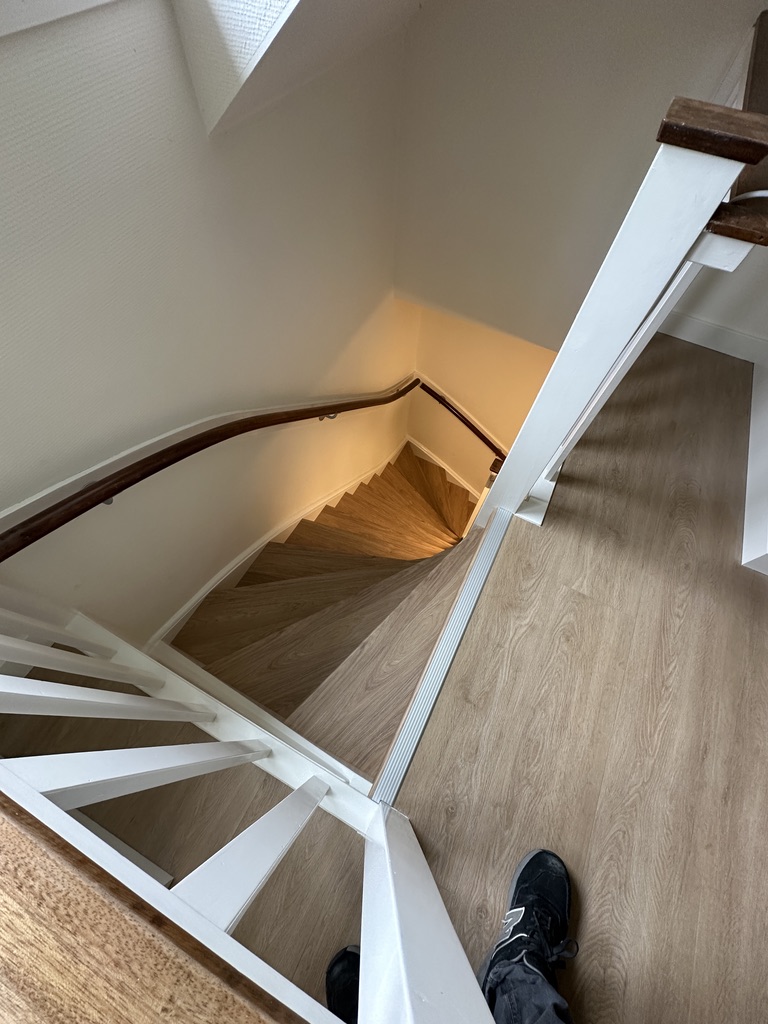 Traprenovatie dichte trap Bilthoven houtlook met crème witte stootborden