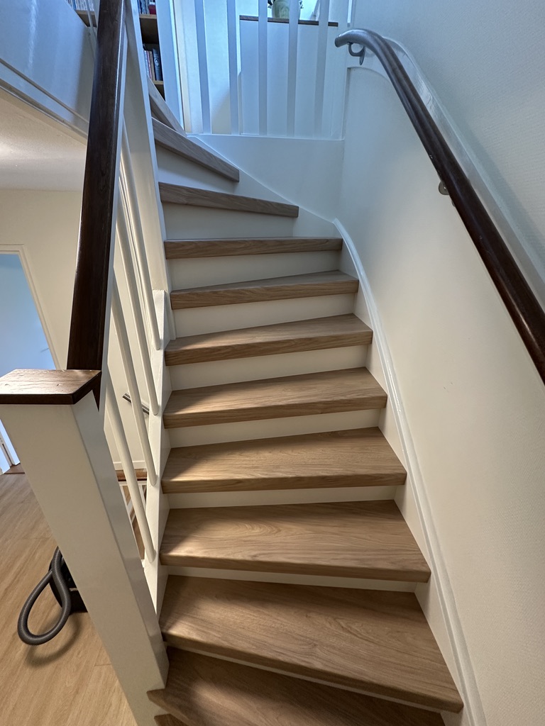 Traprenovatie dichte trap Bilthoven houtlook met crème witte stootborden