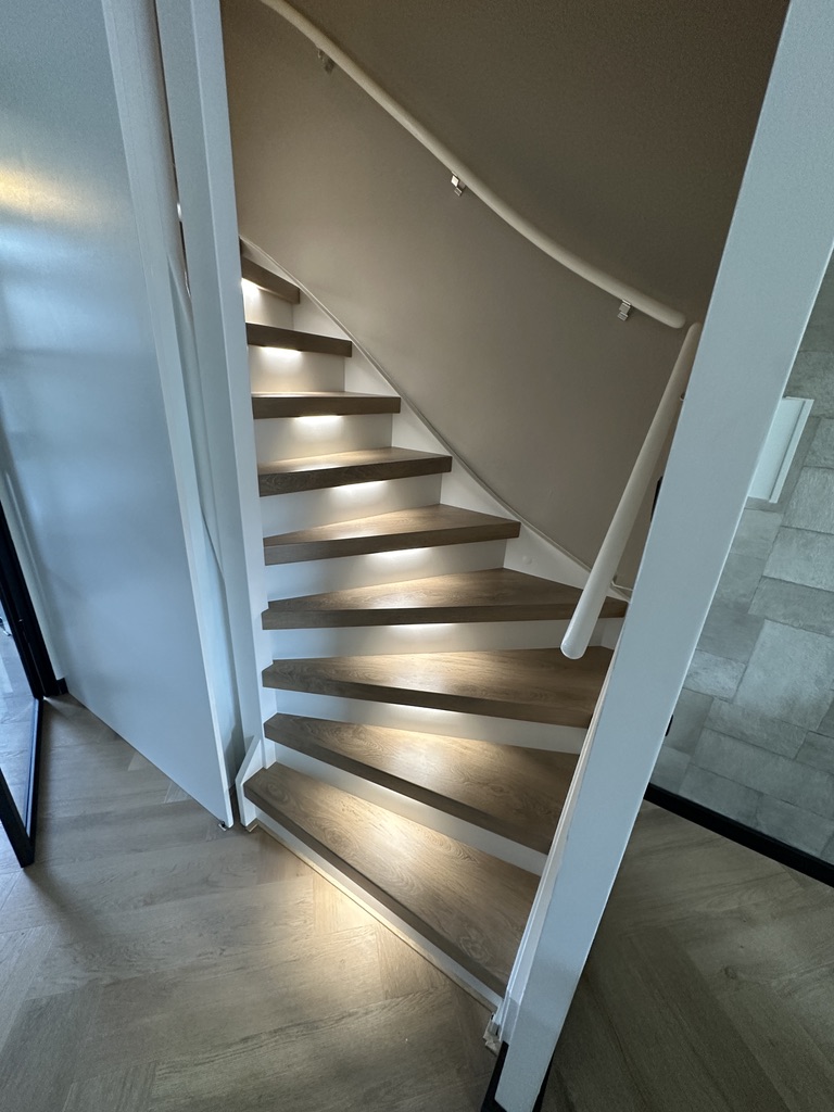 Traprenovatie Pijnacker met verlichting houtlook decor