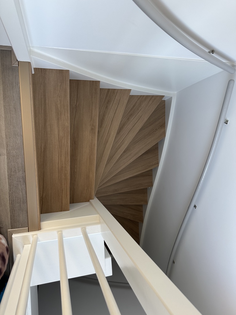 Traprenovatie open trap houtlook Den Haag