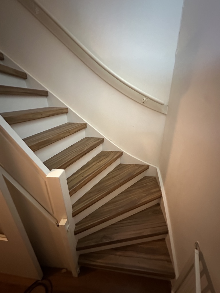 Traprenovatie Den Haag, warm houtlook decor