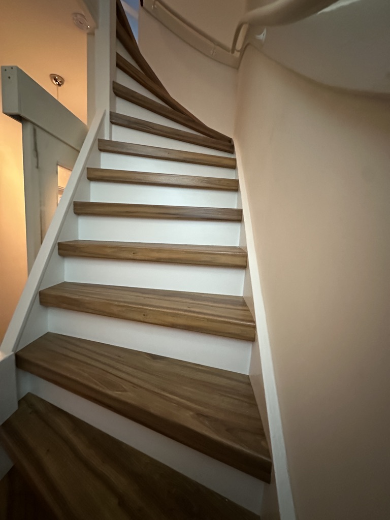 Traprenovatie Den Haag, warm houtlook decor