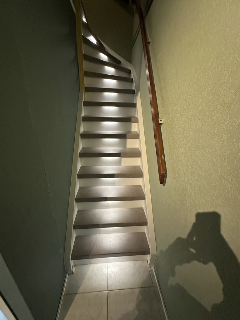 Traprenovatie zoetermeer met verlichting. Steenlook lichtgrijs decor.