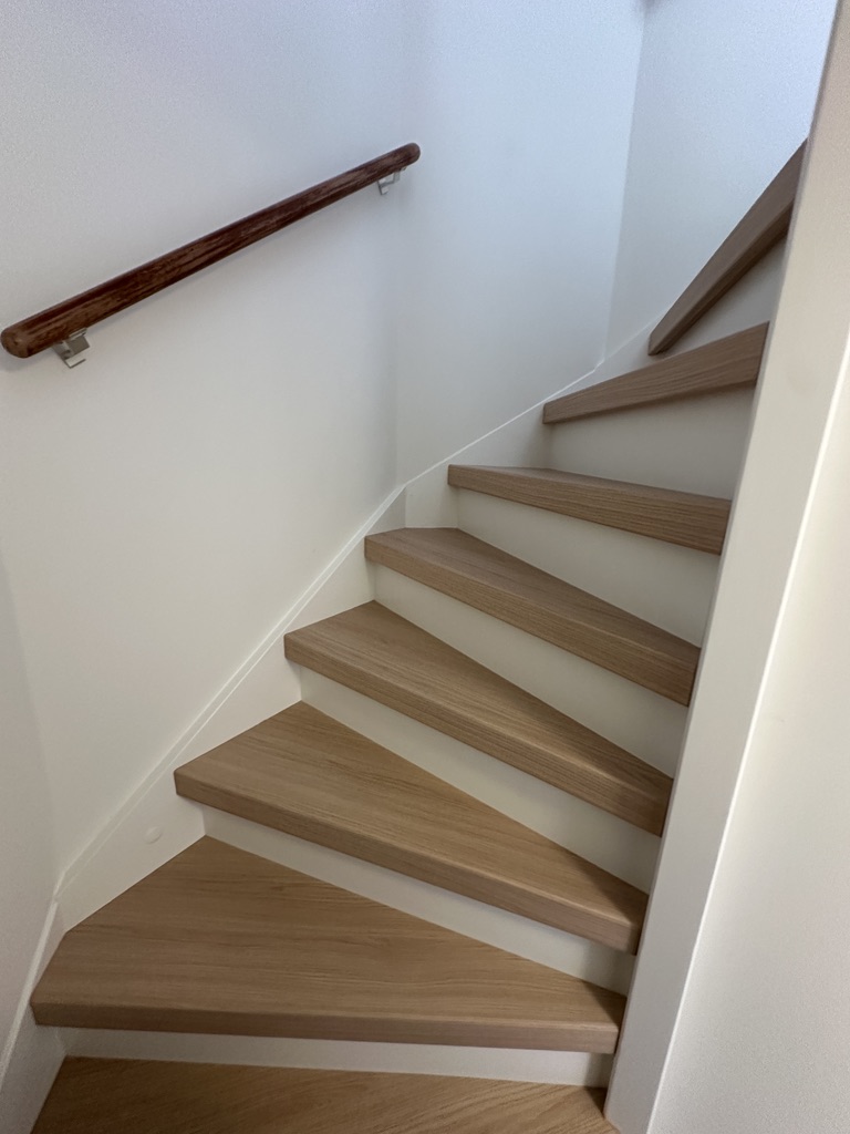 Traprenovatie Wassenaar eiken houtlook decor