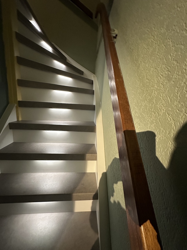 Traprenovatie zoetermeer met verlichting. Steenlook lichtgrijs decor.