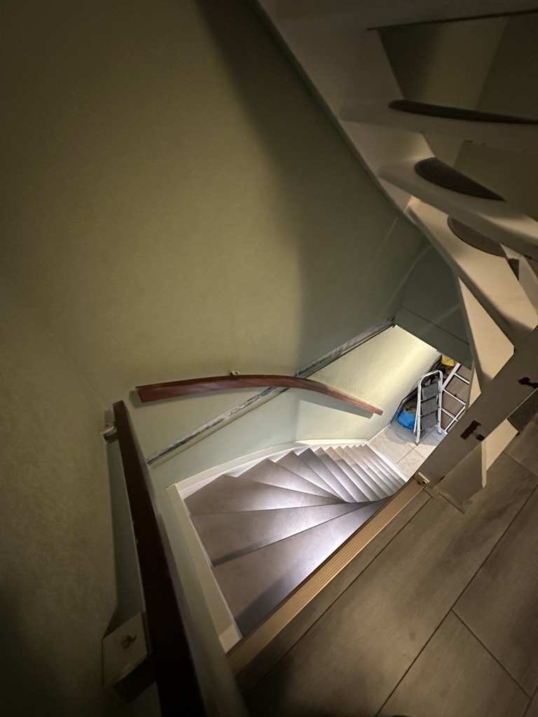 Traprenovatie zoetermeer met verlichting. Steenlook lichtgrijs decor.