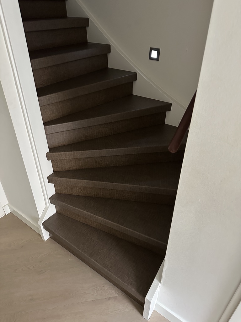 Traprenovatie Alphen aan den Rijn Lederlook decor