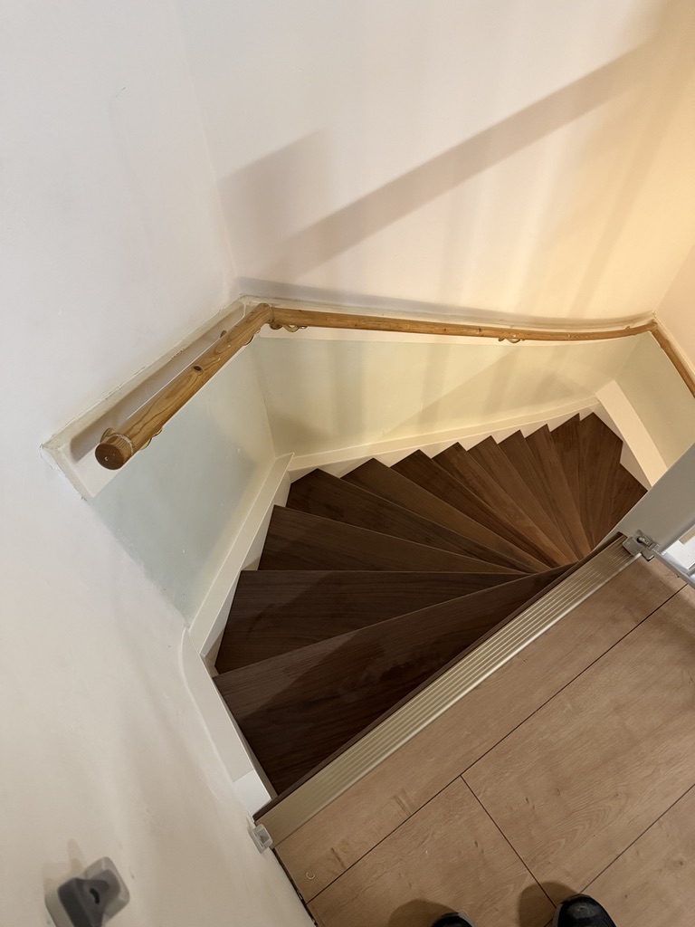 Traprenovatie Den Haag warm noten decor