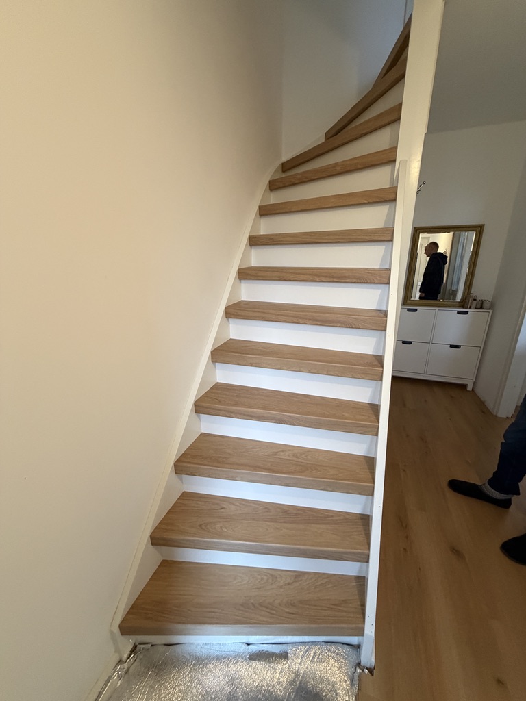 Traprenovatie Voorschoten houtlook laminaat