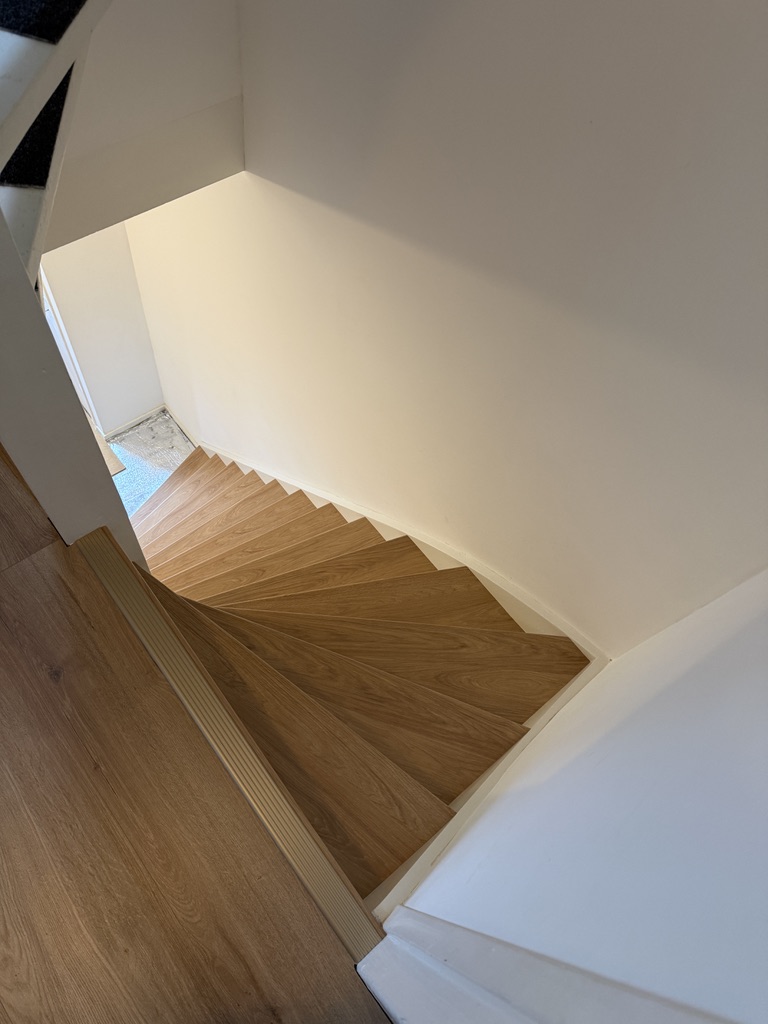 Traprenovatie Voorschoten houtlook laminaat
