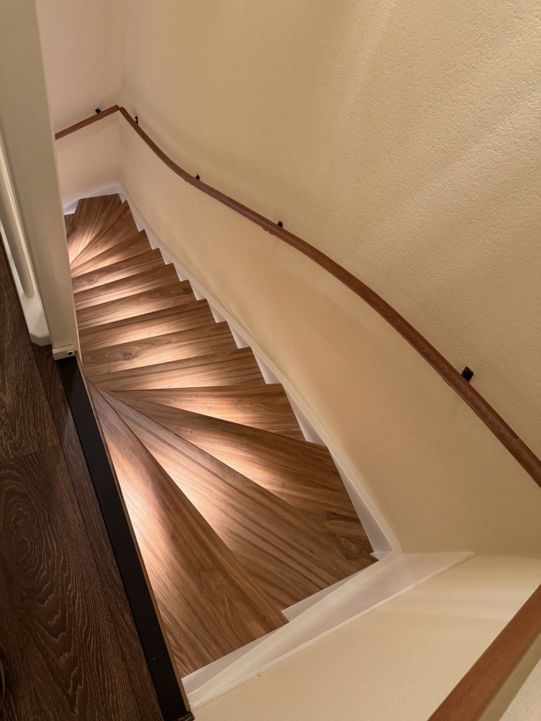 Traprenovatie Den Haag warm houtlook met verlichting