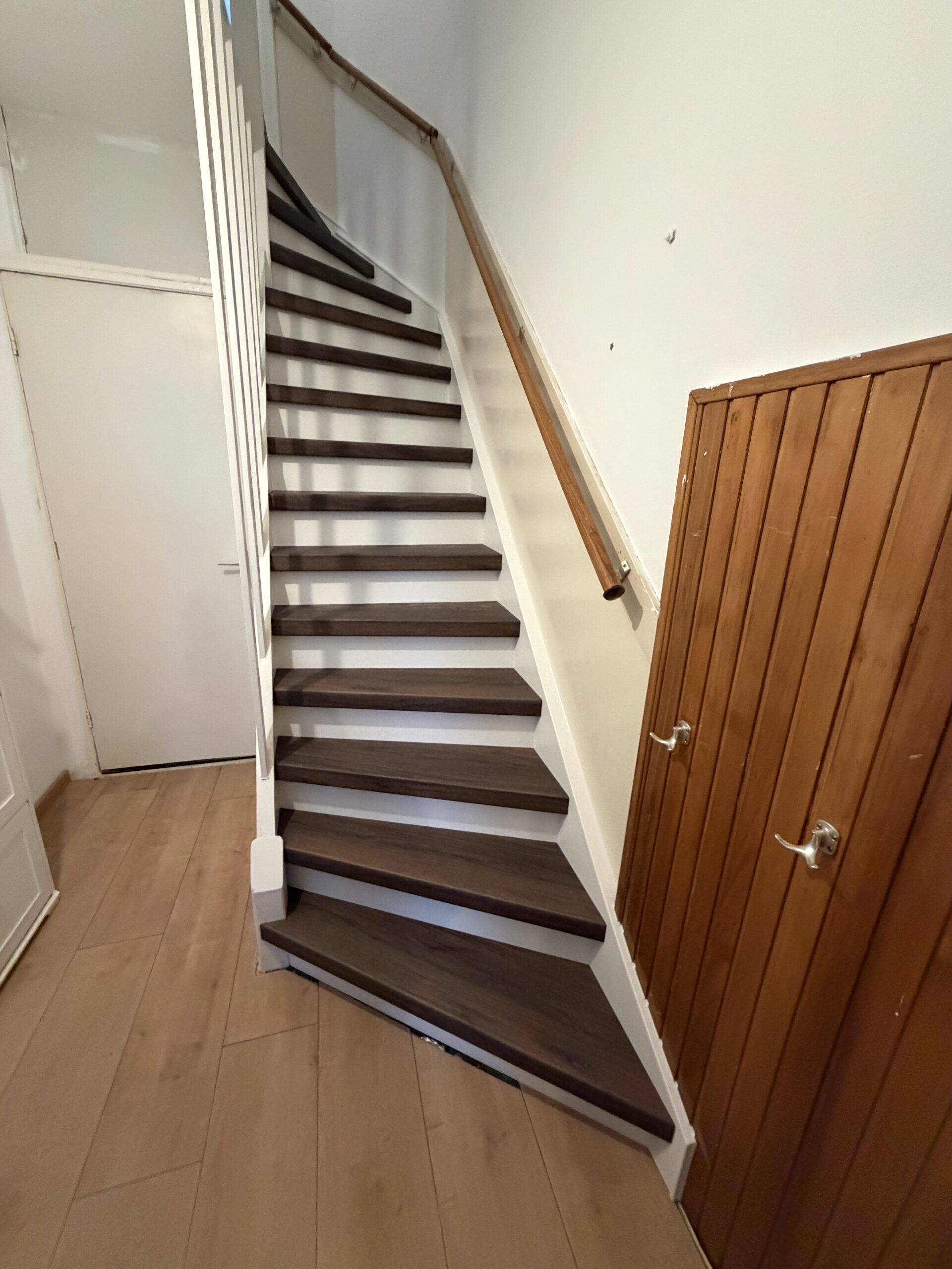 Traprenovatie Den Haag warm noten decor