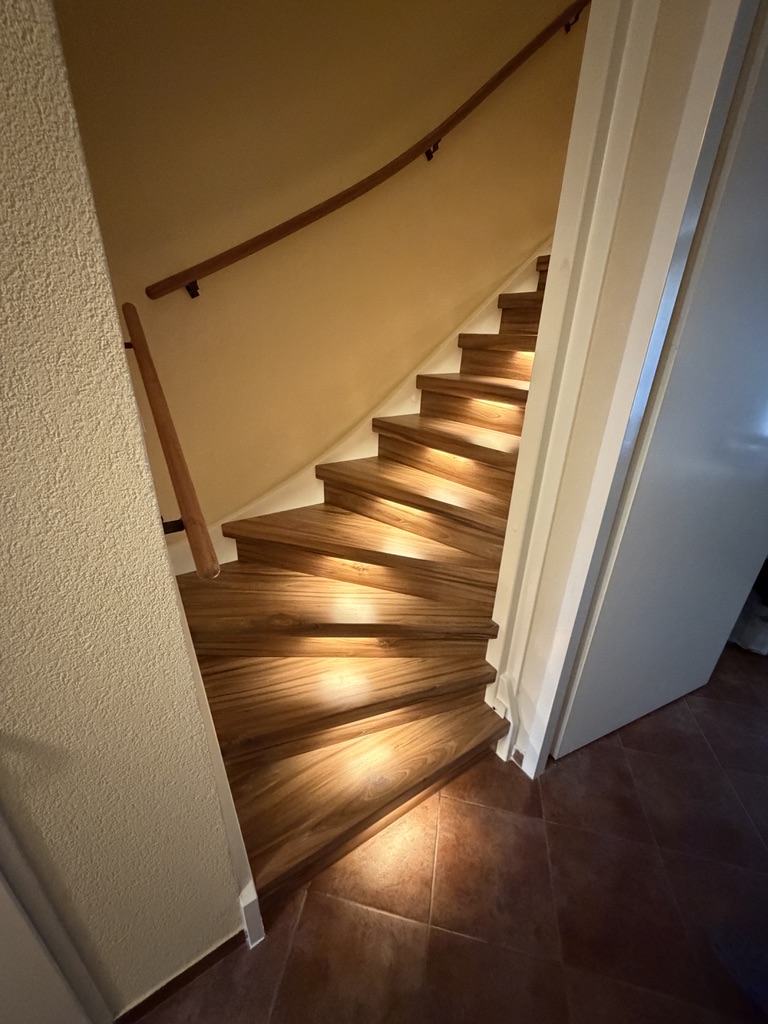 Traprenovatie Den Haag warm houtlook met verlichting