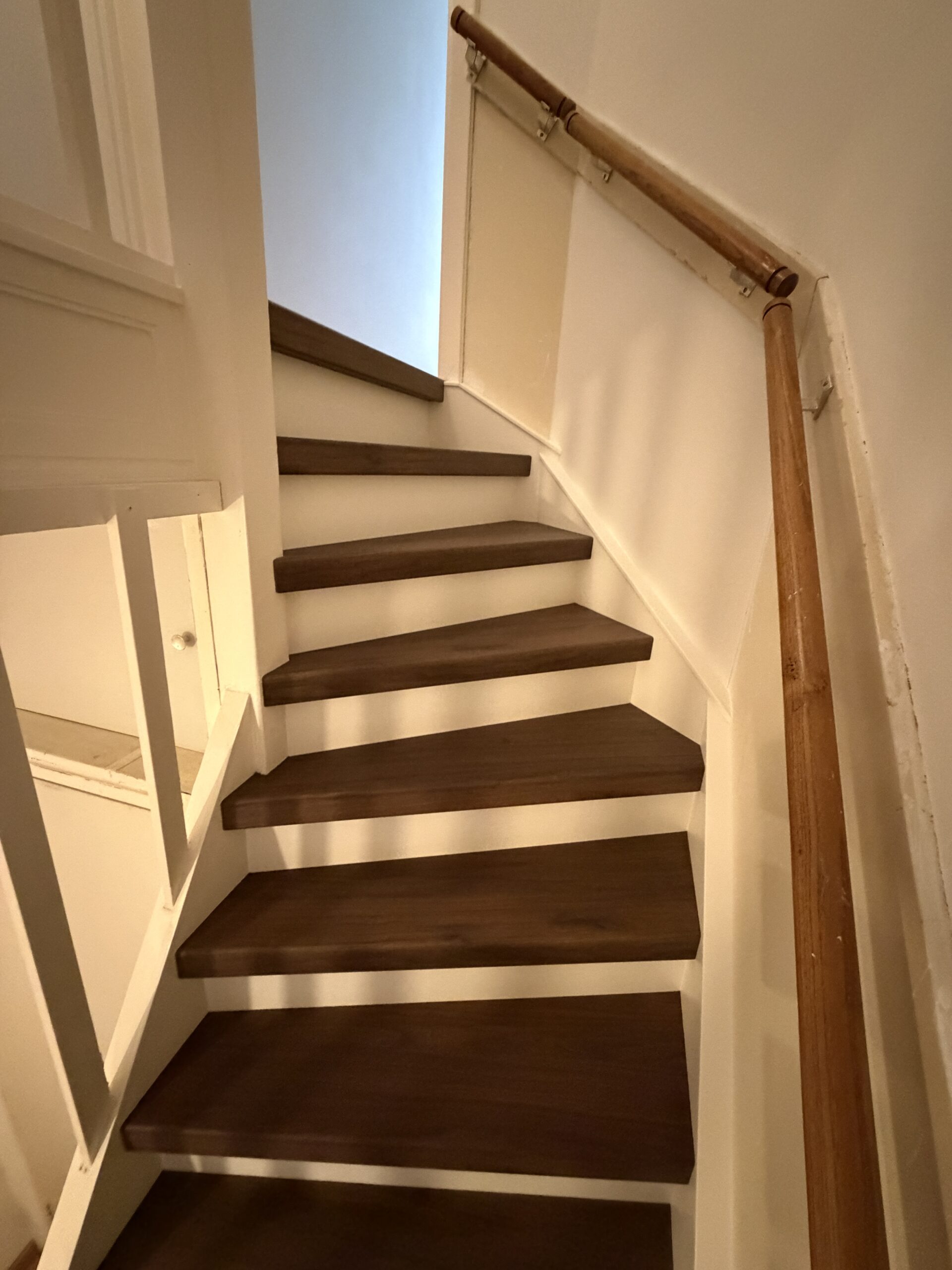 Traprenovatie Den Haag warm noten decor