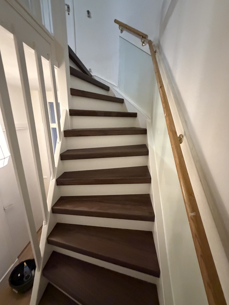 Traprenovatie Den Haag warm noten decor